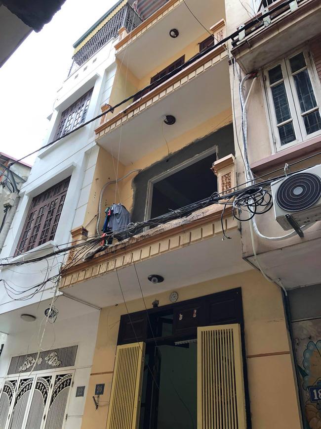 Đi trong ngõ ở Hà Nội, người đàn ông đột nhiên bị xe rùa từ tầng 5 rơi trúng-3