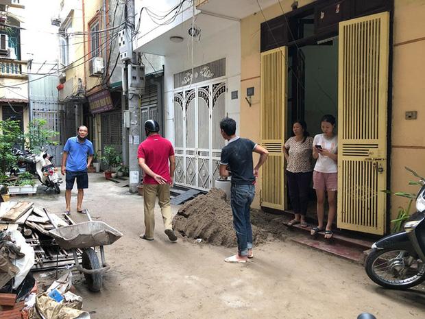 Đi trong ngõ ở Hà Nội, người đàn ông đột nhiên bị xe rùa từ tầng 5 rơi trúng-2