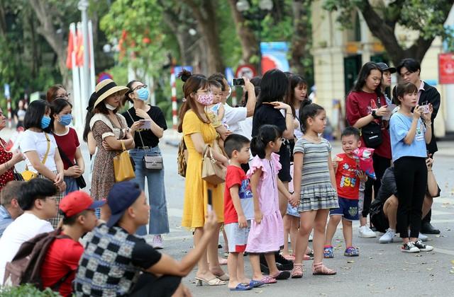 Tạm dừng tổ chức lễ hội và hoạt động đông người tại phố đi bộ hồ Hoàn Kiếm để chống dịch COVID-19-1