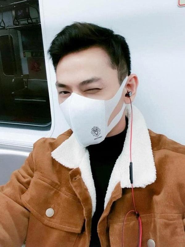 Isaac dặn dò fans: "Nhớ đeo khẩu trang như nhớ người anh vậy đó nha Lions ơi. Mọi người giữ sức khỏe nhé! Hẹn gặp nhau sau dịch nha".