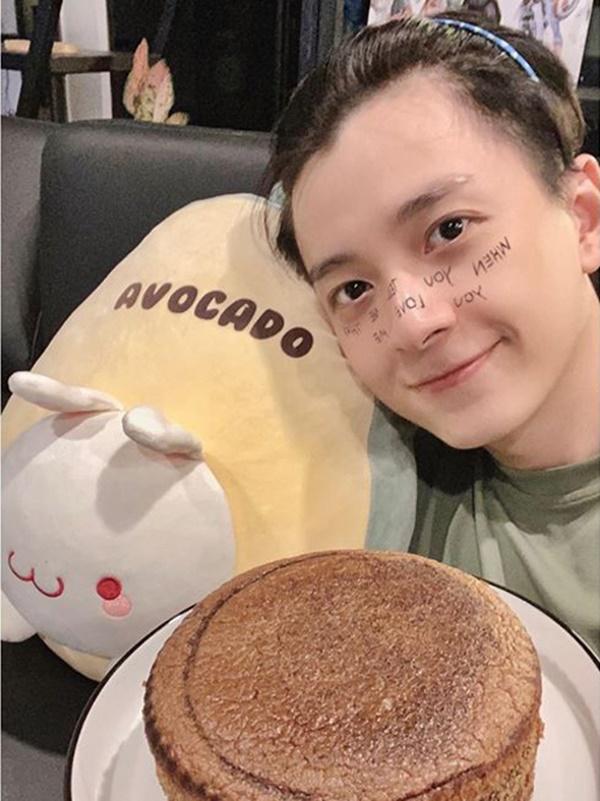 Ngô Kiến Huy mô tả về cuộc sống của mình: "Cài băng đô ăn bánh bò, ôm gấu bông, uống miếng trà, đánh ván game, nhìn cửa sổ mưa rào rào, đắp mền coi phim. Cuộc sống tuổi 18", khép lại tin sao Việt.