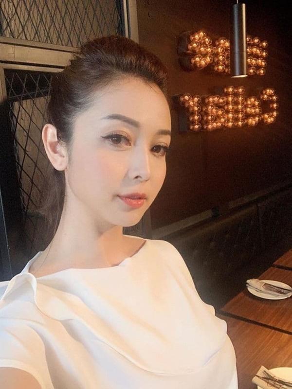 Nhan sắc của hoa hậu Jennifer Phạm sau 4 lần sinh nở khiến nhiều chị em phải ghen tỵ.