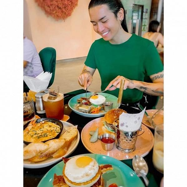 BB Trần đi ăn cùng người yêu: "Chở bạn gái đi ăn sáng, ăn xong phân vân không biết nên tráng miệng bằng trà tắc hay nước mía".