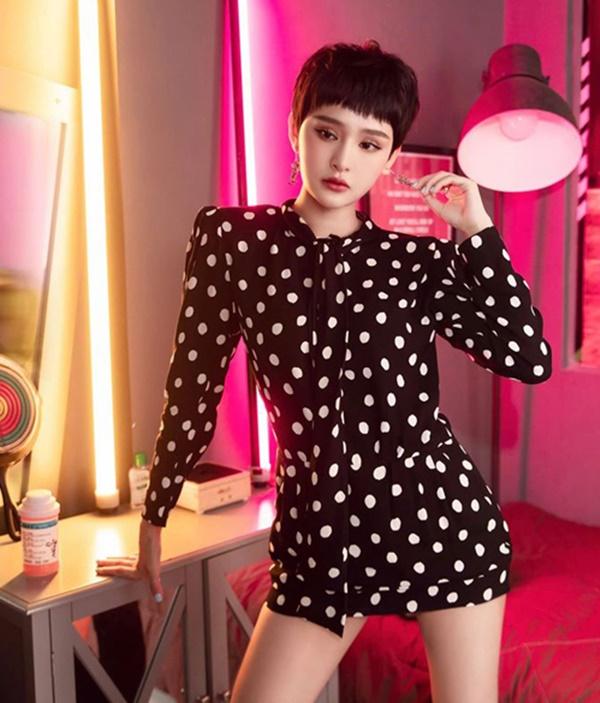 Hiền Hồ chăm chỉ "thả thính: "Mê cung còn có đường ra. Mê em em đố anh ra đường nào".