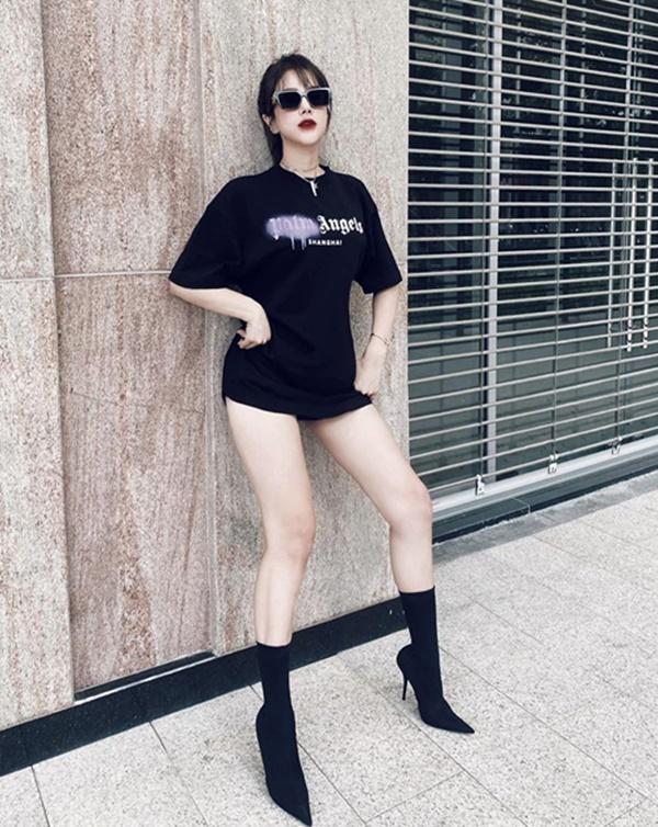 Diệp Lâm Anh diện đồ đen khoe chân dài.