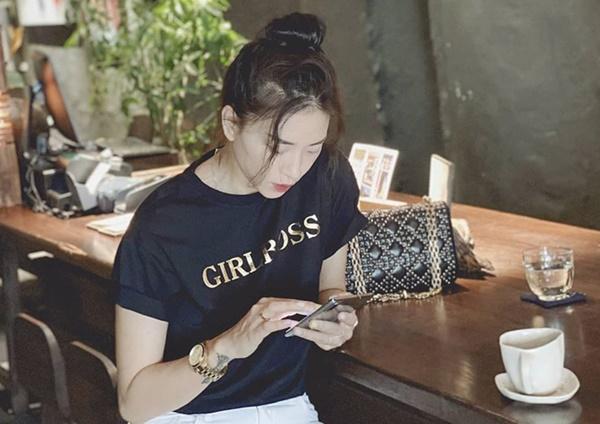 Ngô Thanh Vân trẻ trung đi cafe cùng bạn.