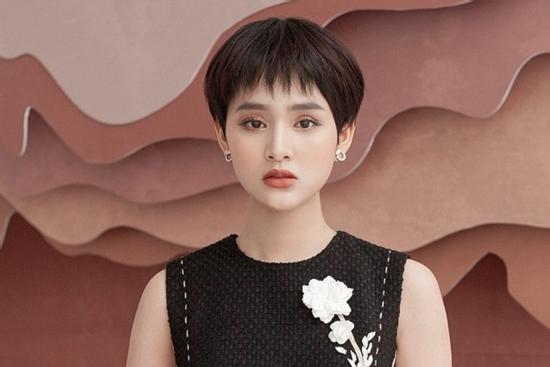 Hiền Hồ xác nhận đi cùng chuyến bay với bệnh nhân dương tính Covid-19