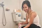 Diva Hồng Nhung ngồi xổm giặt đồ trong khu cách ly tập trung
