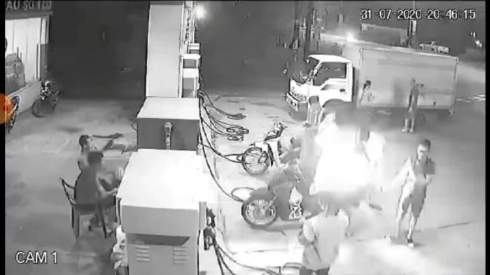 Xử lý 3 thanh niên cố tình hút thuốc suýt gây hỏa hoạn cây xăng ở Hà Nội-1