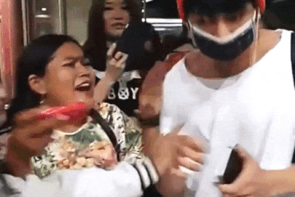 Camera giấu kín: Bóc trần tính cách thật của loạt idols Hàn Quốc-19