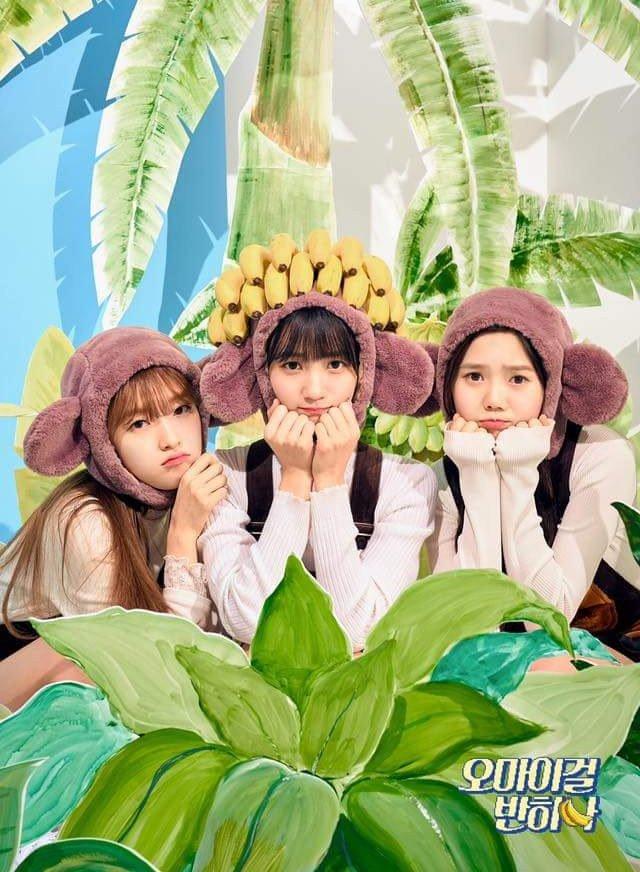 Nhóm nhỏ của Oh My Girl gây chú ý với hình ảnh những chú khỉ không thích ăn chuối. Ba cô gái của nhóm cũng diện trang phục với những cái đuôi tượng trưng cho con khỉ thật.