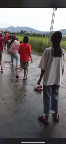 Trai gái đánh nhau giữa đường, bạn bè đứng chửi xung quanh, phì phèo hút thuốc-3