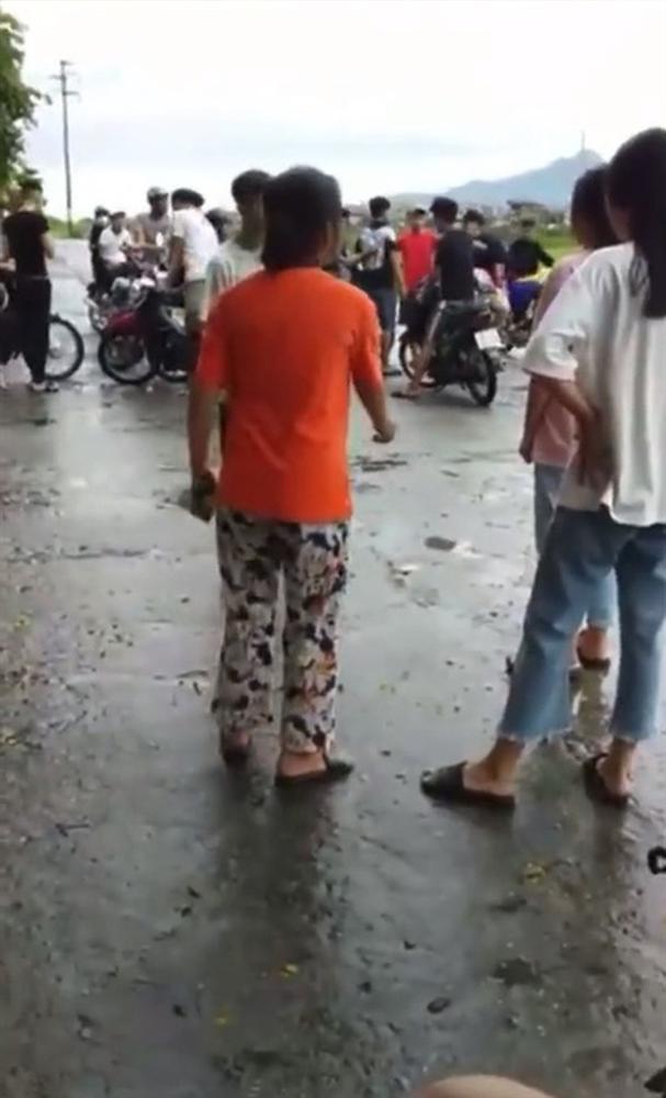 Trai gái đánh nhau giữa đường, bạn bè đứng chửi xung quanh, phì phèo hút thuốc-1