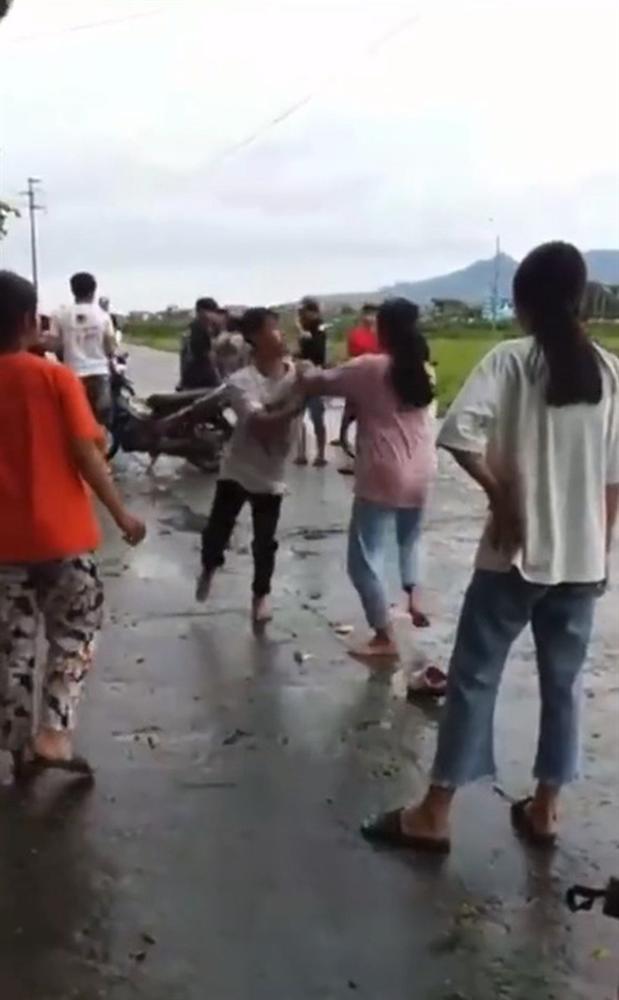 Trai gái đánh nhau giữa đường, bạn bè đứng chửi xung quanh, phì phèo hút thuốc-2