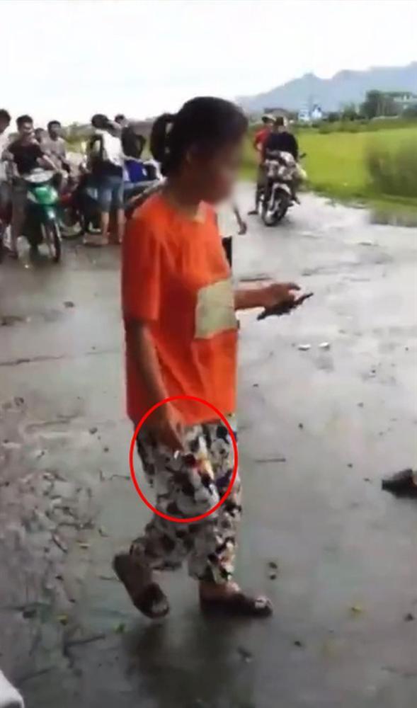 Trai gái đánh nhau giữa đường, bạn bè đứng chửi xung quanh, phì phèo hút thuốc-4