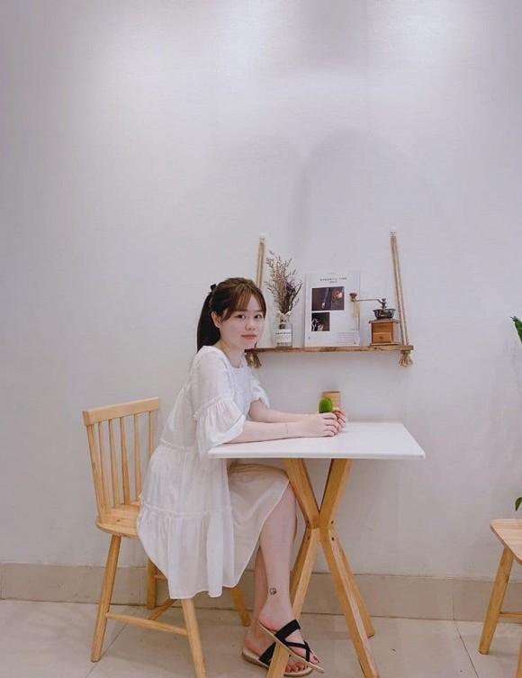 Huỳnh Anh check-in nhà Quang Hải, quay cảnh bạn trai chơi trò ném dép cực lầy-4