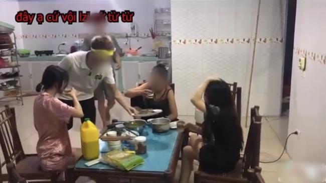 Mẹ đẻ cùng 2 con dâu ngồi nhậu bắt con trai nấu nướng, ra lệnh Rán cá xong chưa cho mẹ con tao nhắm-1