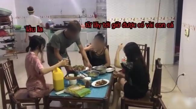 Mẹ đẻ cùng 2 con dâu ngồi nhậu bắt con trai nấu nướng, ra lệnh Rán cá xong chưa cho mẹ con tao nhắm-2