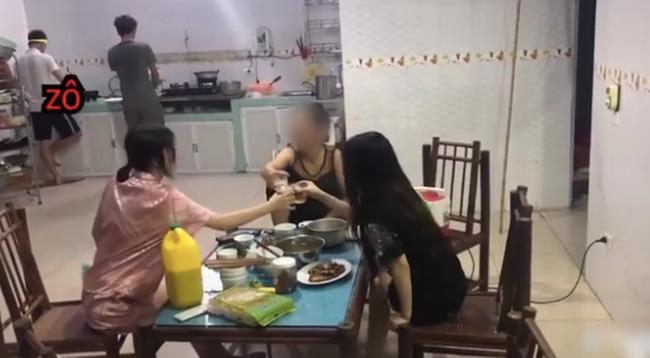 Mẹ đẻ cùng 2 con dâu ngồi nhậu bắt con trai nấu nướng, ra lệnh Rán cá xong chưa cho mẹ con tao nhắm-3