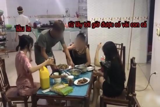 Mẹ đẻ cùng 2 con dâu ngồi nhậu bắt con trai nấu nướng, ra lệnh 'Rán cá xong chưa cho mẹ con tao nhắm'