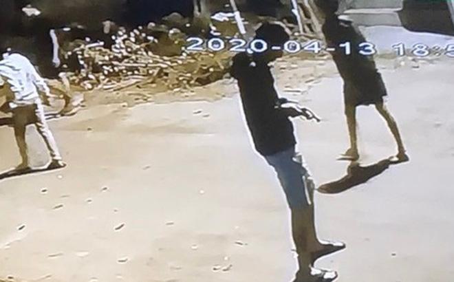 Hơn 30 người hỗn chiến kinh hoàng bằng dao - súng: Bắt tạm giam 2 đối tượng-1