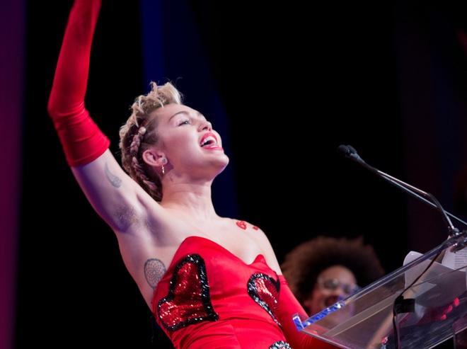 Miley Cyrus: Nữ ca sĩ "nổi loạn" cũng không nằm ngoài danh sách này. Năm 2015, giọng ca Wrecking Ball còn theo mốt nhuộm lông nách hồng. Sau đó, cựu công chúa Disney thậm chí còn đổi màu lông nách liên tục mỗi khi xuất hiện trước công chúng. Hiện tại, Miley không còn theo đuổi phong cách này. Ảnh: Yahoo Vida.