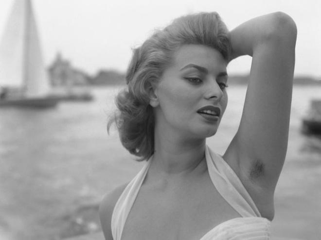 Sophia Loren: Minh tinh người Italy có thể xem như một trong những ngôi sao tiên phong việc ủng hộ nữ quyền ở Hollywood. "Cô ấy đã chứng minh lông nách không khiến phụ nữ bớt thanh lịch. Bức ảnh này nói lên điều đó", tờ Vogue bình luận. Ảnh: Vogue.