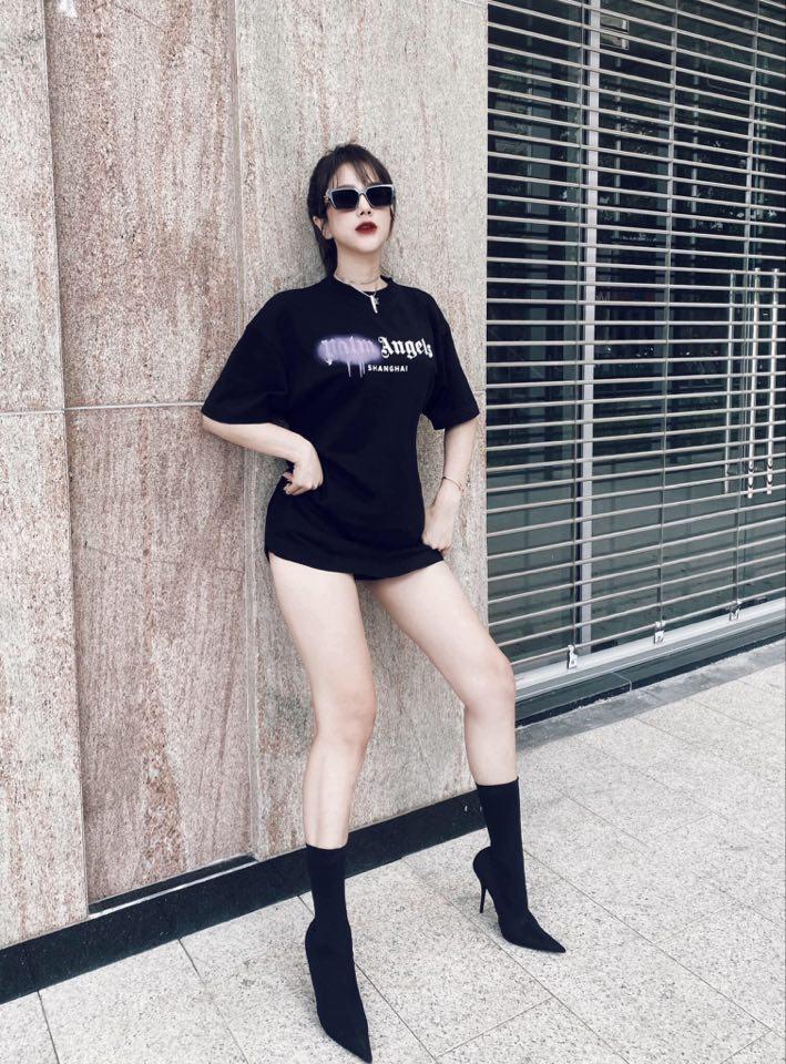 Mới đây, Diệp Lâm Anh như không mặc quần bởi lẽ chiếc áo phông oversize của cô tiệp màu cùng quần shorts ngắn cũn cỡn.
