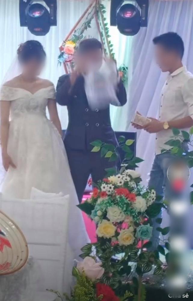 Ngày cưới, hội bạn thân tặng quà lầy lội, chú rể giải quyết cực kì cao tay-1