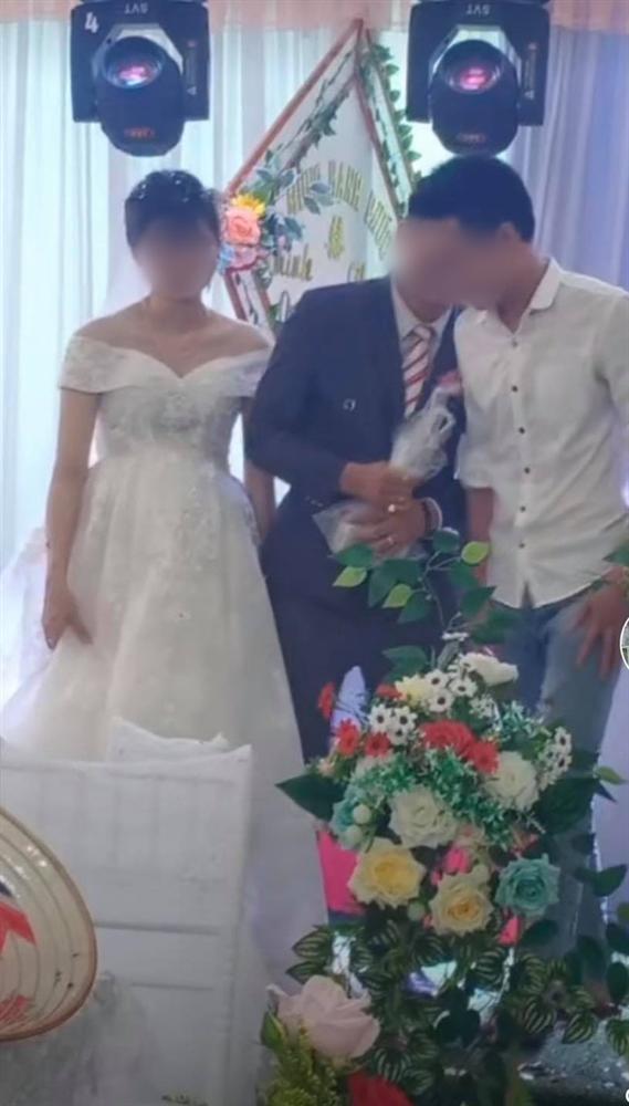 Ngày cưới, hội bạn thân tặng quà lầy lội, chú rể giải quyết cực kì cao tay-3