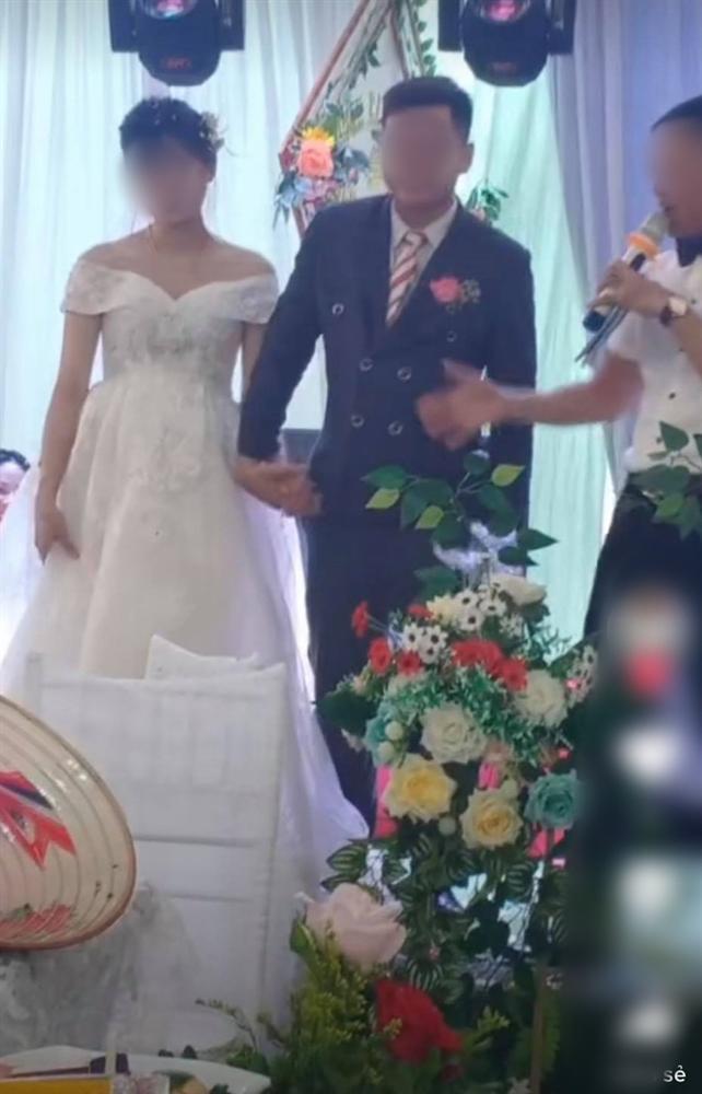 Ngày cưới, hội bạn thân tặng quà lầy lội, chú rể giải quyết cực kì cao tay-4