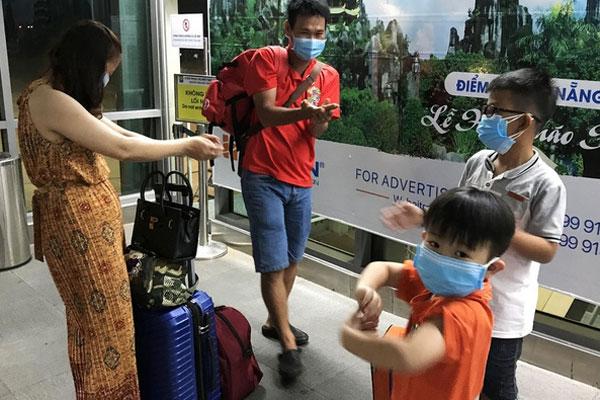 Thuê 2 chuyến bay đưa hơn 400 du khách rời Đà Nẵng-1
