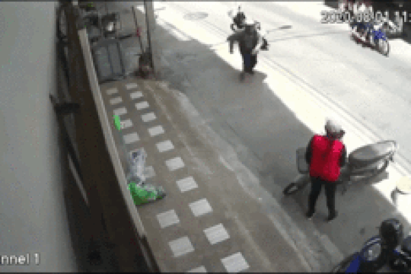 Dừng đèn đỏ ở Hà Nội, ô tô con bị container chồm lên nóc, 3 người tử vong-3