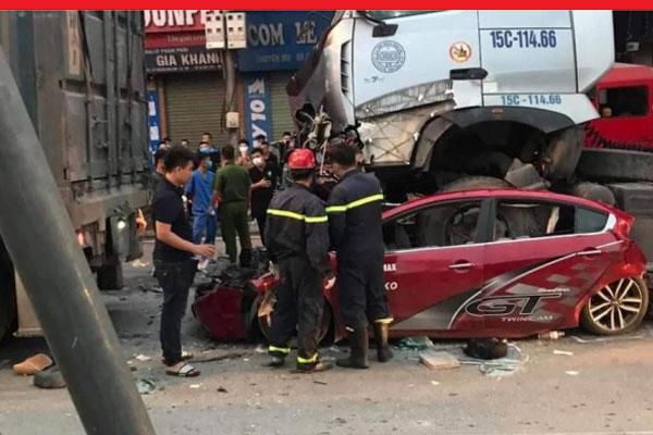 Dừng đèn đỏ ở Hà Nội, ô tô con bị container chồm lên nóc, 3 người tử vong-1
