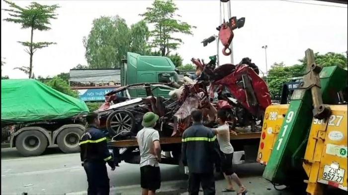 Dừng đèn đỏ ở Hà Nội, ô tô con bị container chồm lên nóc, 3 người tử vong-2