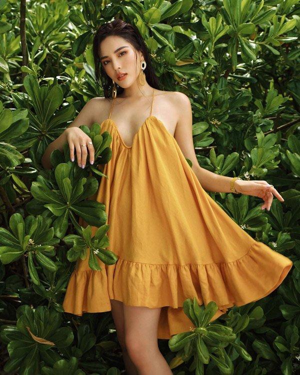 Đụng hàng đầm cánh bướm, Kỳ Duyên gây chú ý hơn Đông Nhi nhờ vòng 1 trùng tu căng đét-4