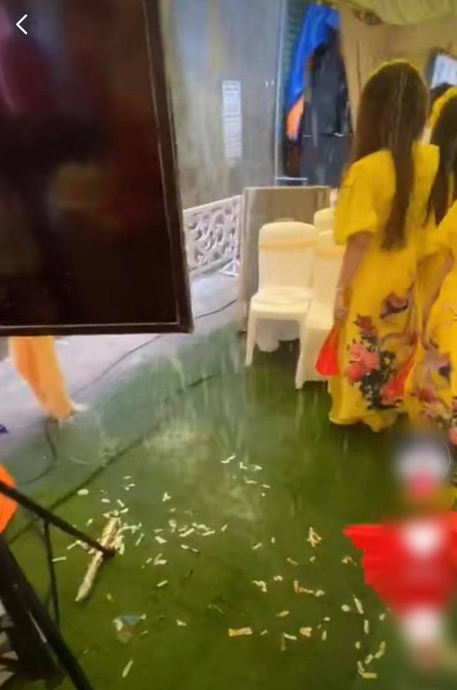 Đám cưới tan hoang vì mưa lớn nhưng chỉ 1 hành động của chú rể làm ai cũng thấy ấm lòng-1