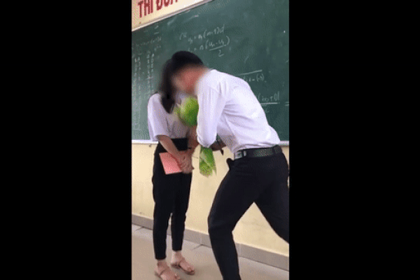 Hì hục xếp nến hoa giữa đường tỏ tình, chàng thanh niên bẽ mặt khi bị chê như cúng cô hồn-5