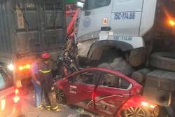 Container tông xe 4 chỗ dừng đèn đỏ làm 3 người chết ở Hà Nội: Chuyến xe định mệnh đi lễ rằm