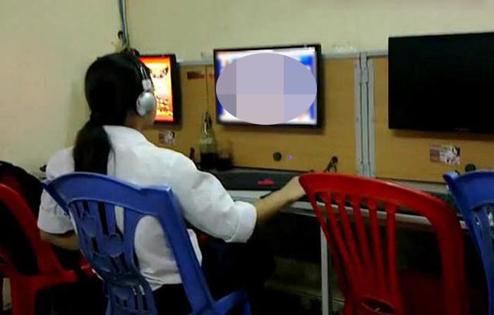 Chàng thanh niên gây tranh cãi khi ngồi giữa phố đông xem phim người lớn-4