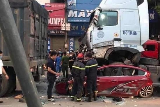 Vụ container đâm bẹp ô tô con, 3 người tử vong ở Hà Nội: Sức khỏe nữ nạn nhân sống sót duy nhất ra sao?