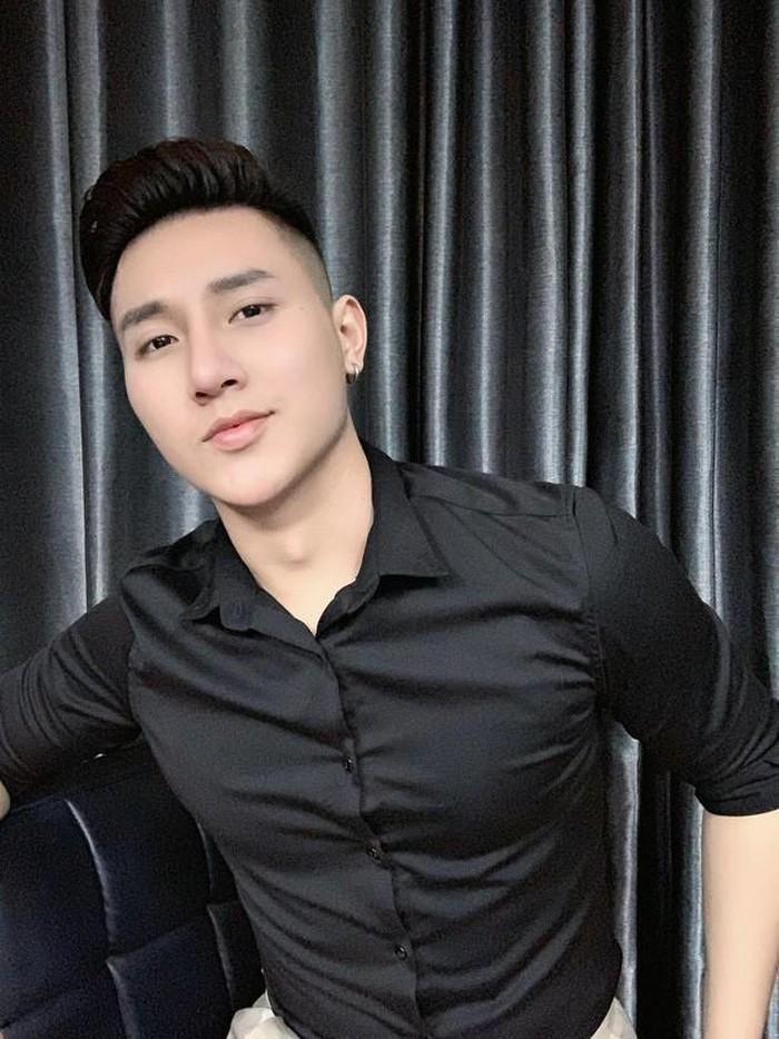 Hot boy TikTok tôi chiều các em quá nói gì khi bị ném đá?-1