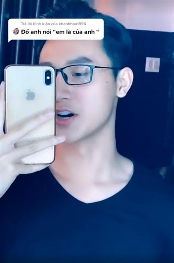 Hot boy TikTok tôi chiều các em quá nói gì khi bị ném đá?-5