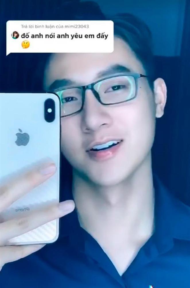 Hot boy TikTok tôi chiều các em quá nói gì khi bị ném đá?-6