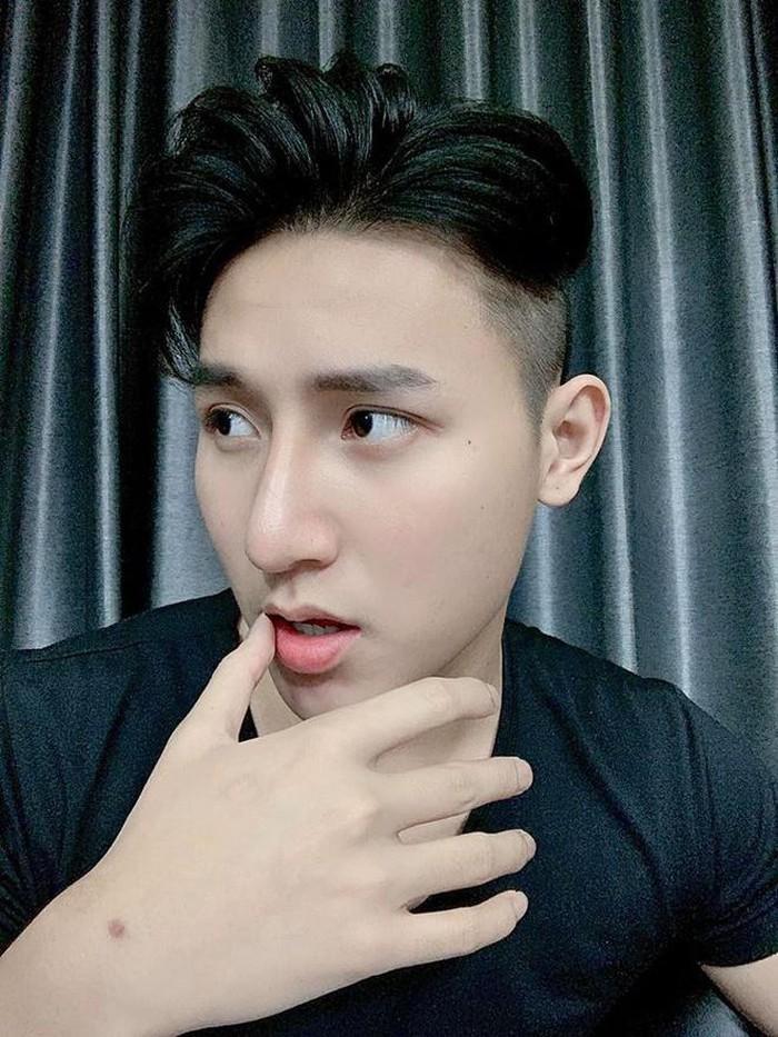 Hot boy TikTok tôi chiều các em quá nói gì khi bị ném đá?-8
