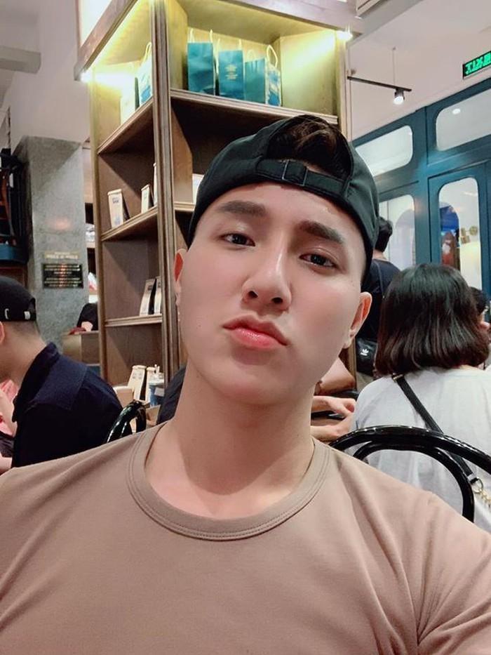 Hot boy TikTok tôi chiều các em quá nói gì khi bị ném đá?-9