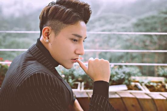 Hot boy TikTok 'tôi chiều các em quá' nói gì khi bị 'ném đá'?