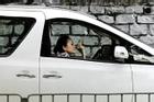 Mẹ Trương Bá Chi lái taxi kiếm tiền