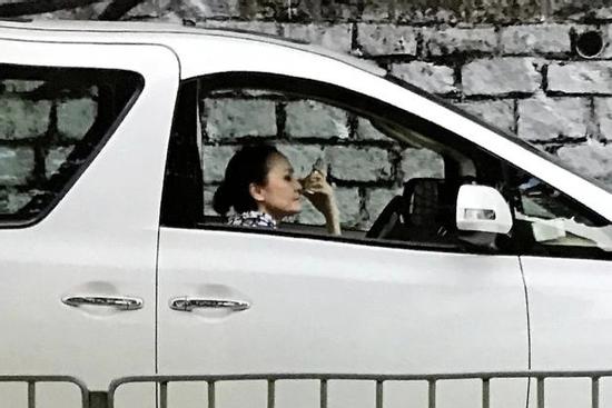 Mẹ Trương Bá Chi lái taxi kiếm tiền