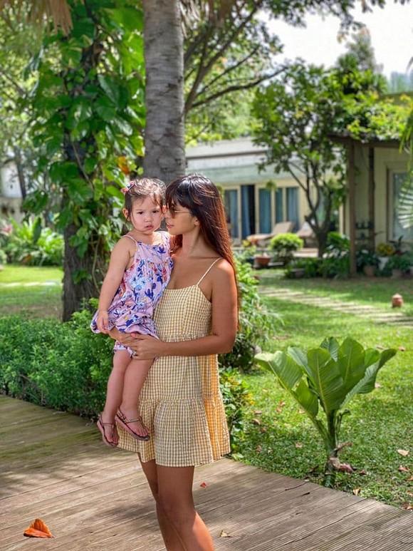 Siêu mẫu Hà Anh tung ảnh phô dáng đẹp với bikini trong kỳ nghỉ, gái một con mà vòng một vẫn căng đầy-5